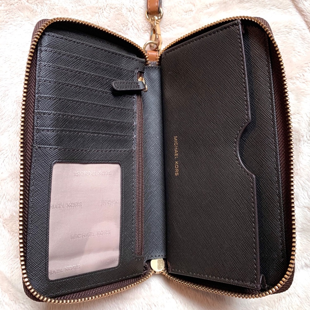 Michael Kors Jet Set Multifunction Phone Wallet